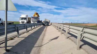 Edirne’de Farklı Kaza: Kamyonet Bariyerlerin Ortasında Mahsur Kaldı