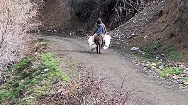 Elazığ’da Selde Çöken Yolu Kullanamayan Köylüler Hayvanlarına Eşekler ile Yem Taşıyor