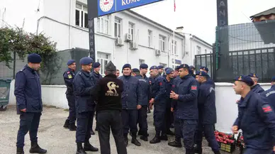 "Elmacı Dede" Bu Sefer de Adana’nın Kozan İlçesindeki Askerlere Elma Getirdi