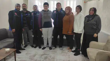 Enkazdan Kendisini Kurtaran Takımı Görünce Gözyaşlarına Hakim Olamadı