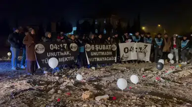 Enkazlara Balonlar ve Karanfiller Bırakıldı