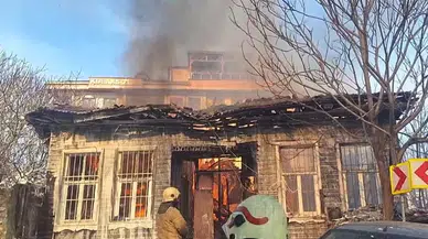 Eyüpsultan’da İki Katlı Ahşap Bina Alevlere Teslim Oldu: Meskeninin Yanışını Gözyaşları İçinde İzledi