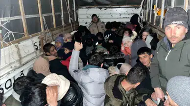 Ezine’de Kamyonet Kasasında 42 Kaçak Göçmen Yakalandı