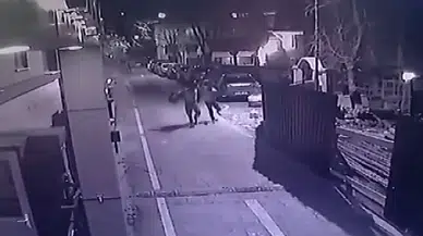Fatih’te Market Sahibi Kendine Döner Bıçağı Çeken Hırsızı Copla Kovaladı: O Anlar Kamerada