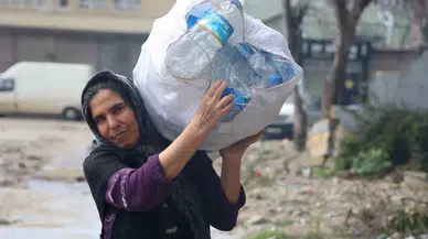 Fedakar Anne, İki Evladını Karton ve Plastik Gereç Toplayarak Okutuyor