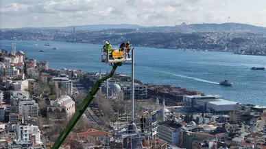 Galata Kulesi’nde Nefes Kesen Onarım: 63 Metre Yükseklikte Bulunan Alem Takıldı