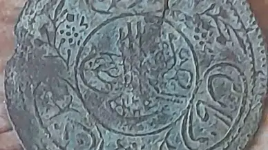 Gediz’de Mezar Kazarken Buldukları Madalyonu Kaymakamlığa Teslim Ettiler