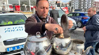 Gereksinim Sahiplerine Burs Ulaşsın Diye Kendi Çocuğu İçin Çay Satıyor