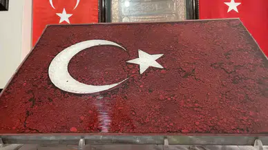 Hain Darbe Teşebbüsünde Şehit Düşenlerin Toprağı, Bu Tabloda Türk Bayrağı Olarak Yıllarca Korunacak