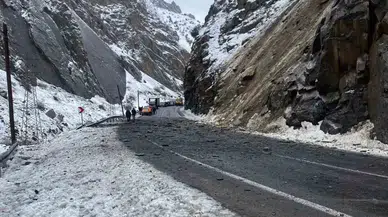 Hakkari-Van Kara Yoluna Kaya Düştü