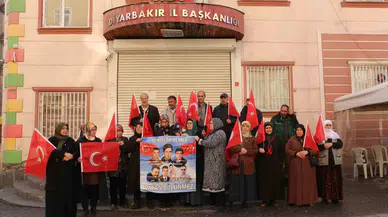 HDP Önündeki Evlat Uğraşında Gara Şehitleri Anıldı