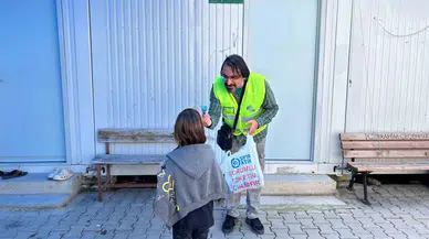 İzmir Depremimde Oğlunu Kaybeden Simge İsim Elif’in Babası, Enkaz Kentte Afetzede Vatandaşlara Umut Oluyor