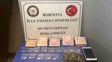 İzmir’de Bir Aracın Teyp Kısmından Kokain ve Binlerce Lira Çıktı