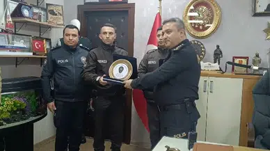 İzmir’de Dolanan Bayrağı Düzelten Bekçilere Plaket
