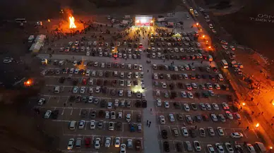 Kamp Ateşinin Etrafında Toplanıp, Otomobilde Sinema Keyfi Yaptılar