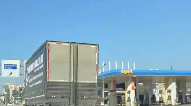 Kamyonun Kasasına Tutunarak Bisikletiyle Kilometrelerce İlerledi