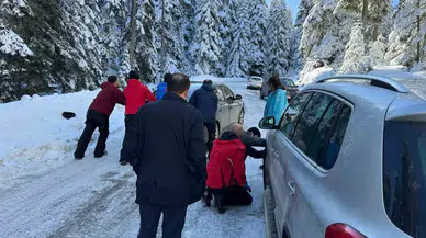 Kartalkaya Yolu Tatilcilere Zahmet Oldu: Yolda Kalan Araçları İterek Kurtarmaya Çalıştılar