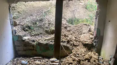 Kayan Toprak Meskenin Duvarını Yıktı