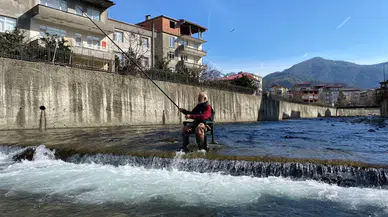 Keyfine Düşkün 60 Yaşındaki Olta Balıkçısı Toplumsal Medyada Gündem Oldu