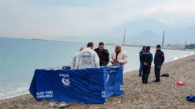 Konyaaltı Kıyısında Deniz Üzerinde Yarı Çıplak Erkek Cesedi Bulundu