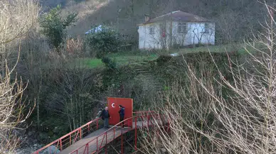 Köprüyü Yaptırırken Kimse Takviye Vermeyince Köprüye Demir Kapı Yaptırıp Kilit Vurdu