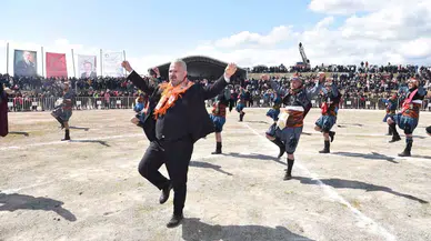 Menemen’de Folklorik Deve Gösterisi Heyecanı