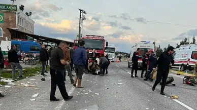 Mermer Yüklü Tır, Emekçi Servisi ile Çarpıştı: 9 Yaralı
