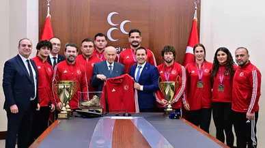 MHP Önderi Bahçeli, Şampiyon Güreşçileri Kabul Etti