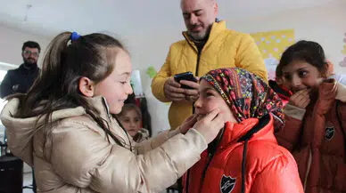 "Minik Eller Üşümesin" Diye Karlı Yollara Düştüler