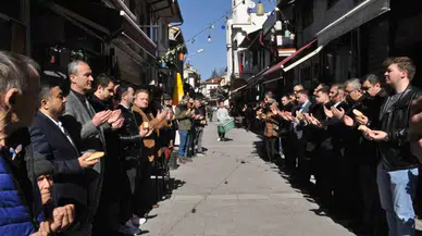 O İlçede Her Cuma Dua Vaktinde Hayat Duruyor