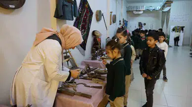 Okuldaki Tarihi Stant Öğrencileri Geçmişe Götürüyor