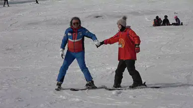 (Özel) Görme Engelli Gençler Uludağ’da Kayak Öğrendi