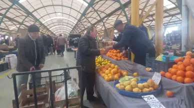Pazardan Topladığı Gereçleri Gereksinim Sahiplerine Dağıtıyor