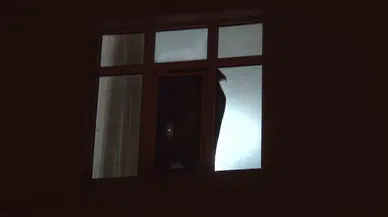 Pendik’te Kendini Meskene Kilitleyip Camdan Dışarı Eşyalar Attı, Özel Harekat Operasyonuyla Gözaltına Alındı