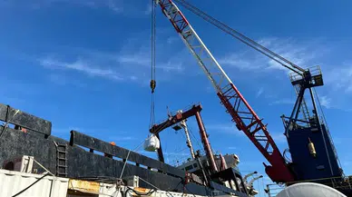Romanya’dan Kastamonu’ya Kadar Sürüklenerek Karaya Oturan Geminin Yükü Boşaltılmaya Başlandı