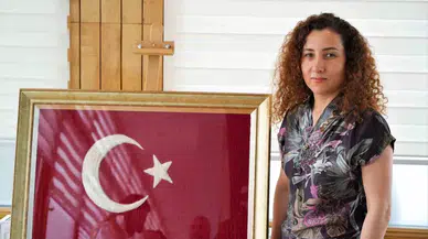 Samsun’da Hemşire, Alper Gezeravcı’nın Annesine Vermek İçin Kilim Dokuma Tekniği ile Türk Bayrağı Yaptı