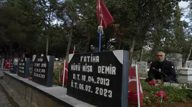 Sarsıntıda 3 Çocuğunu ve Eşini Kaybeden Baba Günde İki Kere Mezarlığa Gidiyor