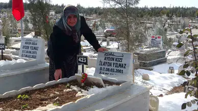 Sarsıntıda Oğlunu, Gelinini ve Torunlarını Kaybeden Yaşlı Bayan Mezarlıktan Ayrılamıyor