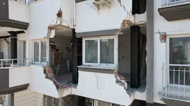 Sarsıntının Acısı, Binaların Üzerindeki Fecî İziyle Can Yakıyor