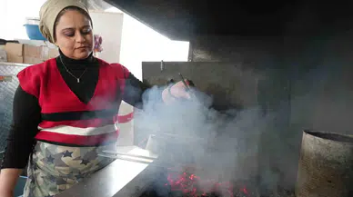 Sarsıntının İzlerini Silebilmek İçin Başladı, Kentin Tek Bayan Kebap Ustası Oldu