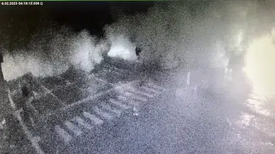 Sarsıntıya Trafikte Yakalandı, Son Anda Hayatı Kurtuldu
