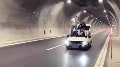 Seyir Halindeki Aracın Üzerine Çıkıp Alkollü İçecekle Ellerini Yıkadılar