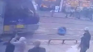 Sultanahmet’te Tramvay Yayaya Çarptı: O Anlar Kamerada