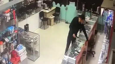 Tablet Bakmak İçin Girdiği Dükkandan Kaşla Göz Ortasında 30 Bin TL Bedelinde 2 Telefonu Alarak Kaçtı