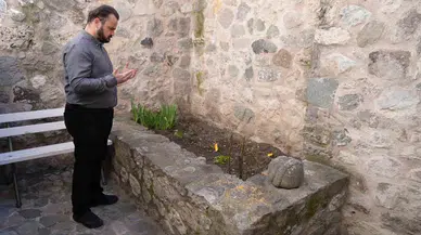Tarihi Handa Dükkanlar Ortasında Kalan Türbe