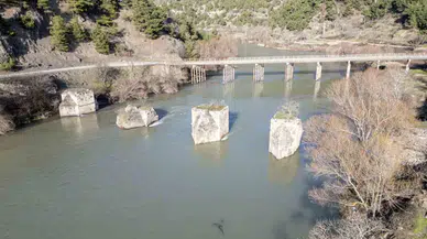 Tokat ile Amasya’yı Birbirine Bağlayan Tarihi Köprüden Geriye Yalnızca Ayakları Kaldı