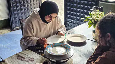 Tokat’ta İlçenin Tek Bayan Esnafı, Çini Sanatının İncisi Oldu