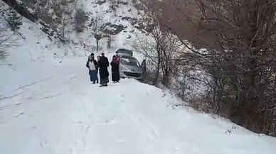 Tokat’ta Karlı Yolda Tır Mahsur Kaldı, Kayan Aracı İse Uçuruma Düşmekten Ağaç Kurtardı