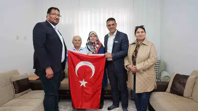 Türkiye’nin Birinci Astronotu Alper Gezeravcı’nın Ailesine Türk Bayrağı İkram Edildi