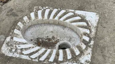 Tuvalet Yıkıldı, Taşı Kaldı